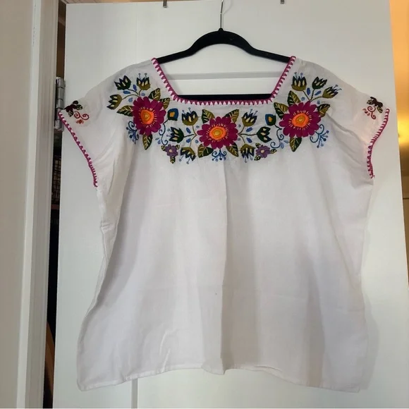 White short sleeve top with floral embroidery - Picture 1 of 3